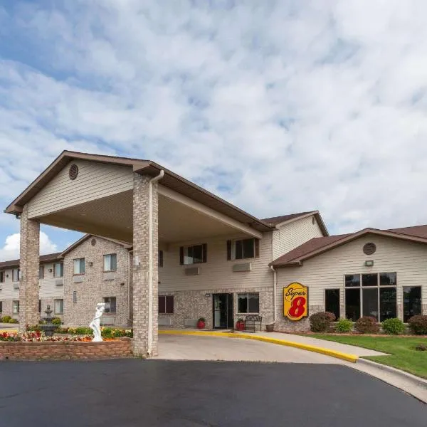 Super 8 by Wyndham Big Rapids, hotel in Canadian Lakes