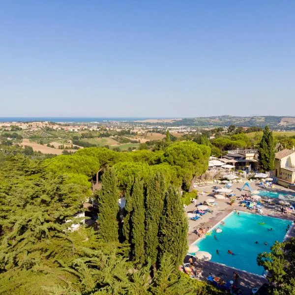 Camping Village Mar y Sierra, hótel í San Costanzo