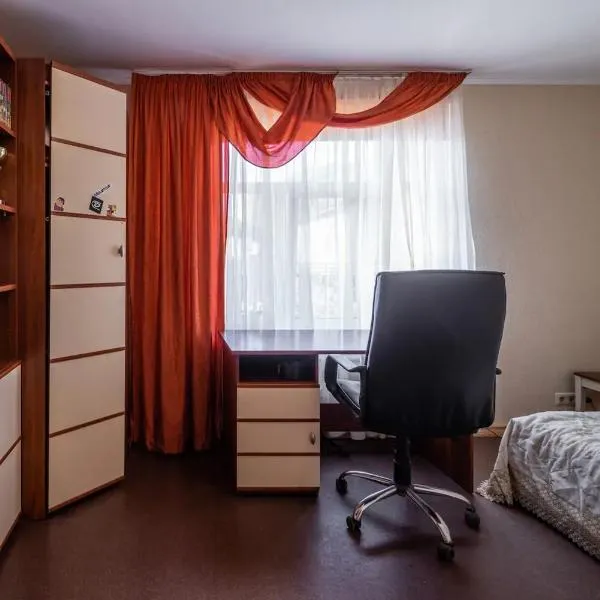 Room in a Private House 10 min from Airport Riga: Jaunmārupe şehrinde bir otel