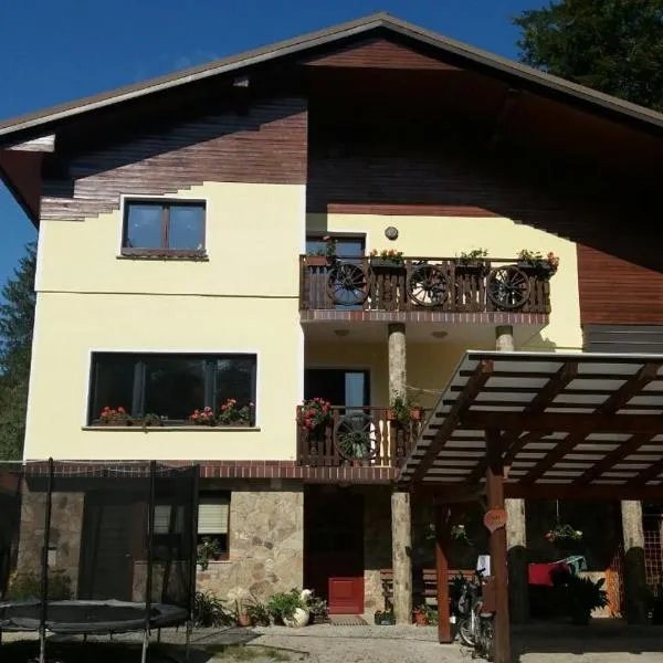 Appartment Bezenica, hotel in Dobrova