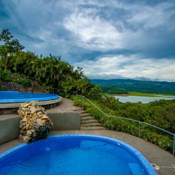 Lake Arenal Condos, отель в городе Наранхос-Агриос