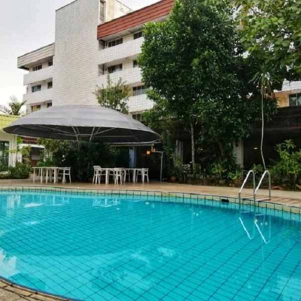 Terrace Hotel, khách sạn ở Kampong Madewa