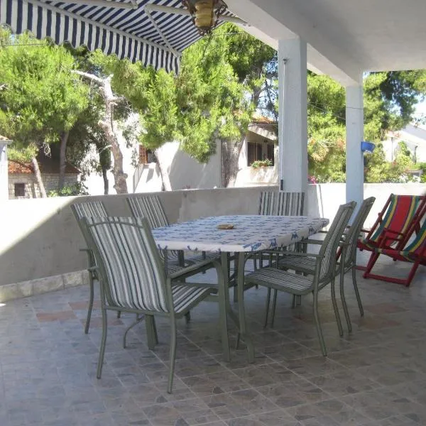 Apartment Gana - 50m from the sea, hotel di Grohote