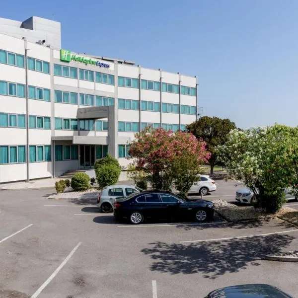 Holiday Inn Express Lisbon Airport, an IHG Hotel, hotel v Lisabone