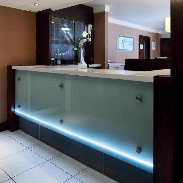 Holiday Inn Express Leeds-East by IHG, hotel in Leeds