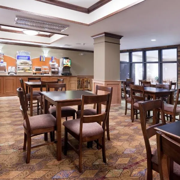 Holiday Inn Express Hotel & Suites Lander by IHG, хотел в Ландер