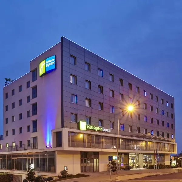 Holiday Inn Express Lisbon Alfragide, an IHG Hotel، فندق في ألفراجيدي