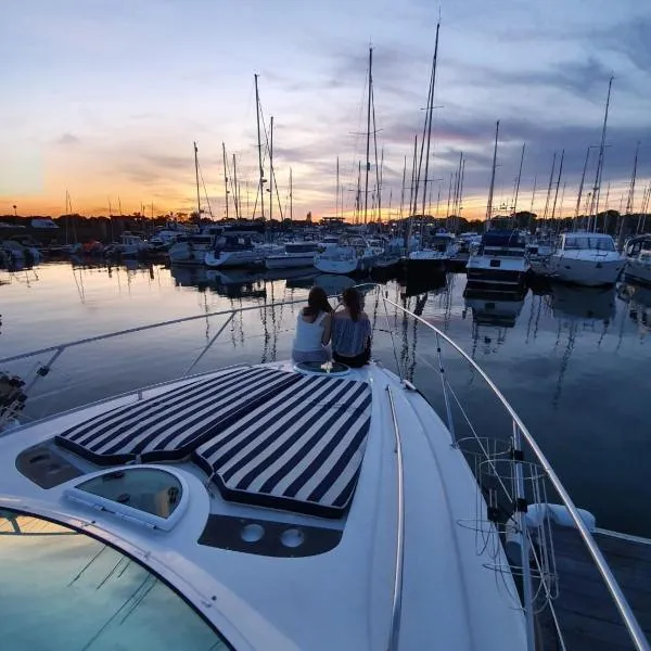Y-Knot-Two Bedroom Luxury Motor Boat In Lymington, hotel in Lymington