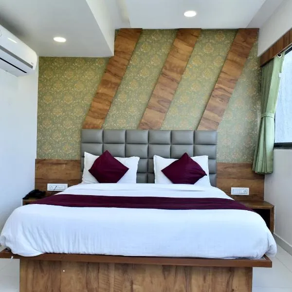 Hotel Royal King by Sky Stays, hotel di Koba