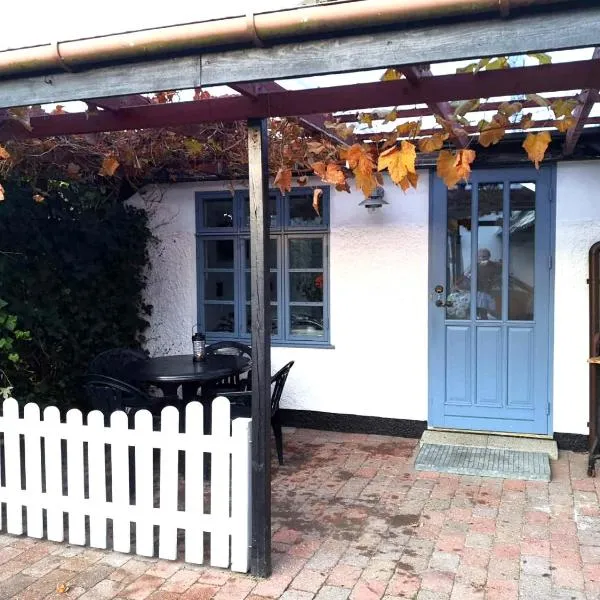 Cosy cottage in a garden, hotel v destinaci Ishøj