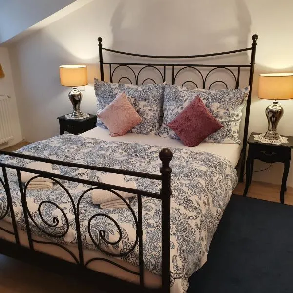 Karmelita Boutique Apartman, hotel in Sopron