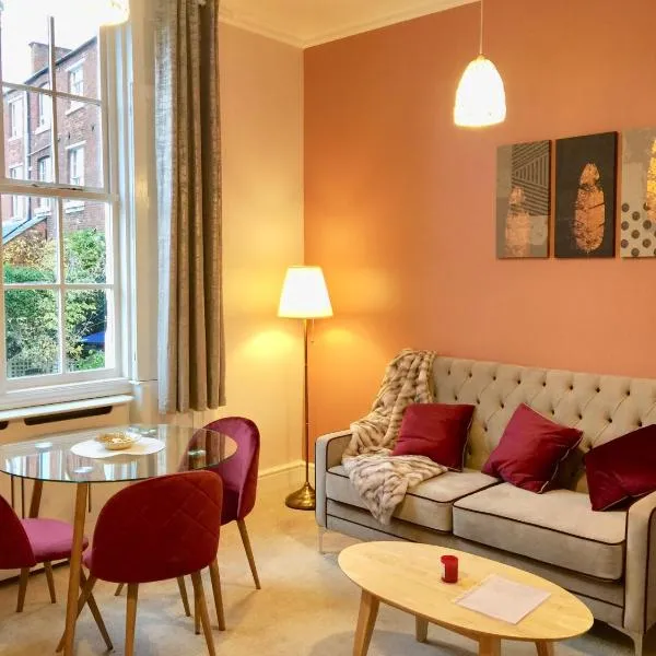 Velvet Nest 5 min walk from train station، فندق في ليمينغتون سبا