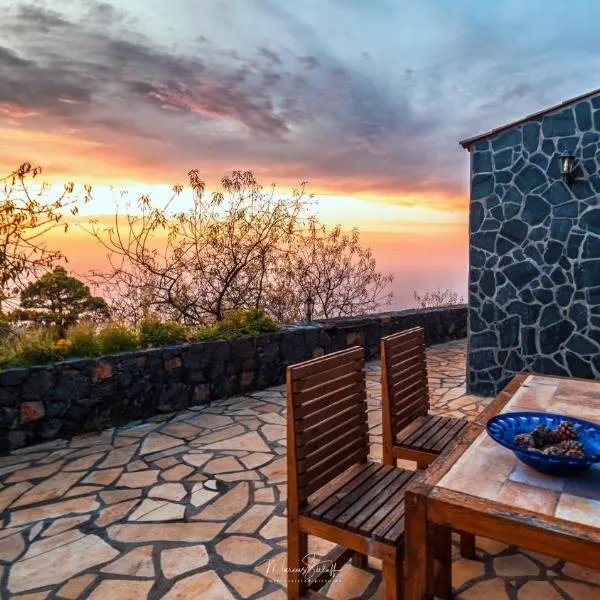 sunset and stars stone house, hotel v destinaci Garafía
