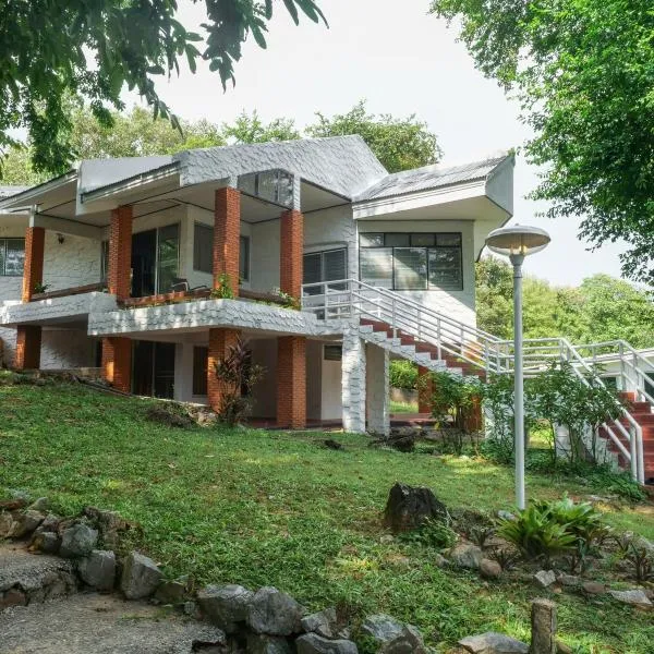 The Coastal Homes -Family House With Private Beach Quite & Peaceful, khách sạn ở Ban Ang