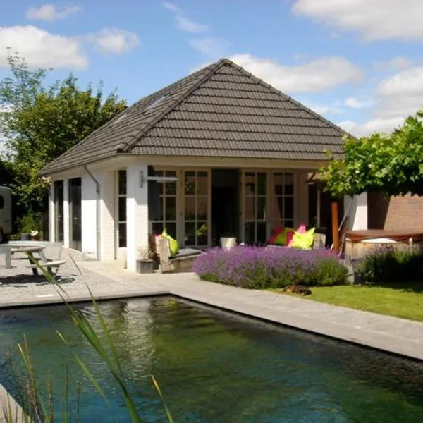 Gardenhouse with private jacuzzi & private sauna, hotel v destinaci Teteringen
