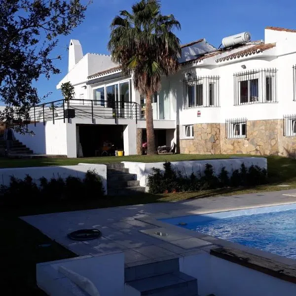 Torreguadiaro Villa - 2 mins walk from the bars and restaurants, hotel in San Roque
