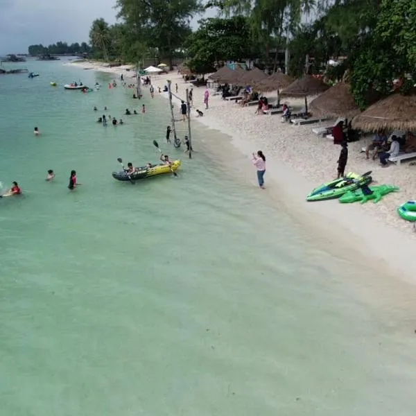 Madu Tiga Beach and Resort, hotel in Tanjung Pinang