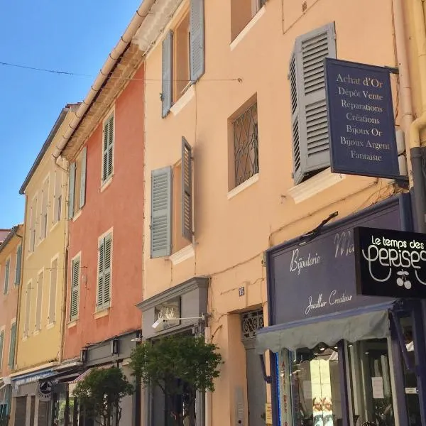 Superbe studio rue piétonne principale Sanary à côté du port – hotel w mieście Sanary-sur-Mer