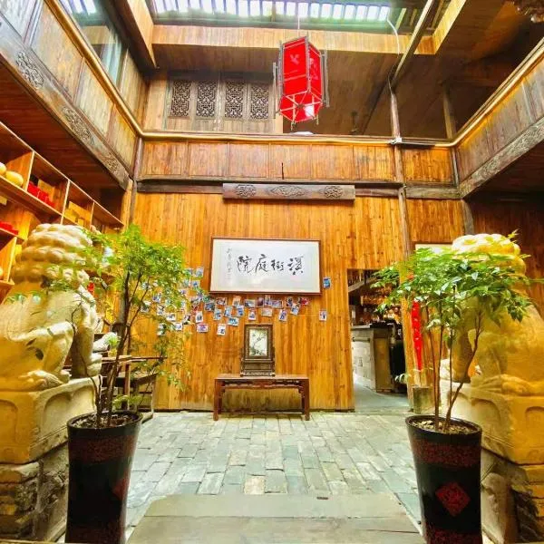 Viesnīca Old Street Courtyard (Free Pick up Service) pilsētā Huanšana