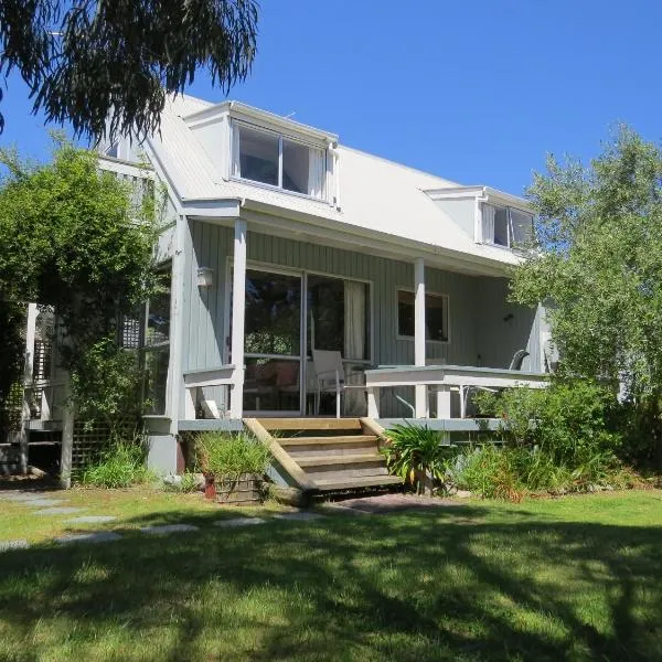 Beside the lagoon - Waikanae Beach, hotel in Waikanae