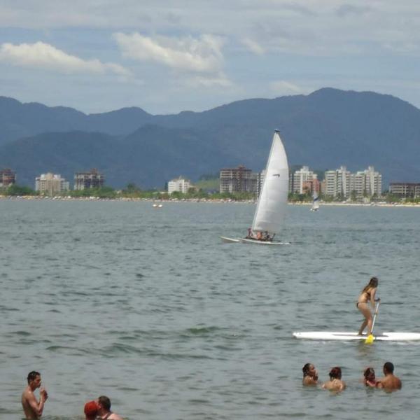 500M DA PRAIA DA ENSEADA, Prédio cm Piscina, 1Garagem, WI-FI 300 Mbps, Centro de Guarujá, próximo à Praia e Comércio, horários check-in e check-out flexíveis, churrasqueira,