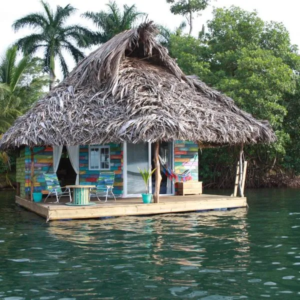 El Toucan Loco floating lodge, hôtel à Punta Laurel