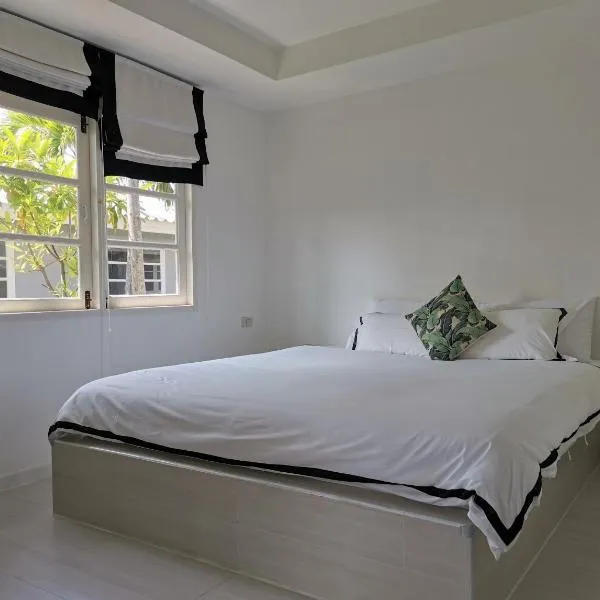 1715 House - White Rhino, hotel in Rawai Beach