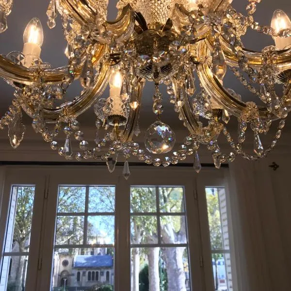 Luxurious Townhouse 10 mins walk to Epernay centre, hotel i Épernay