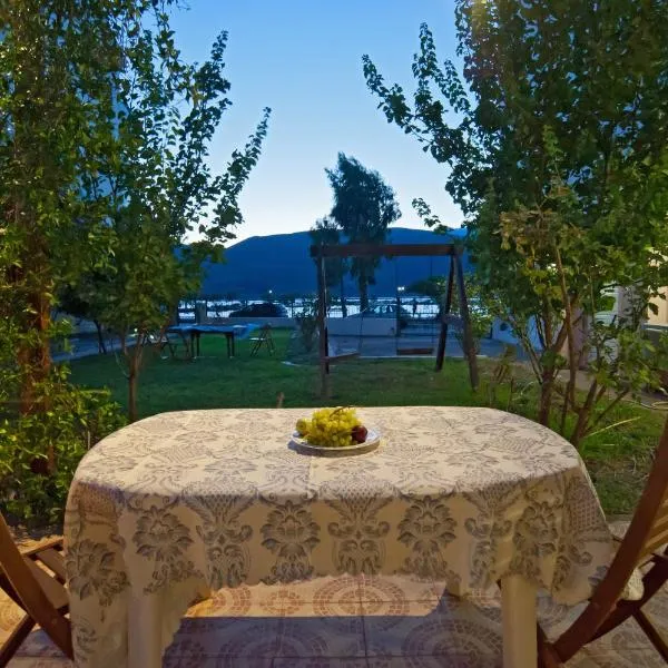 Villa Elli 2 Beach-front villa with garden, hotel v destinaci Itea
