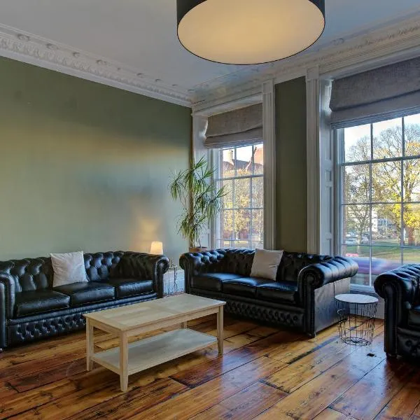 Manchesters Ultimate House - Hot tub - Sleeps 23!, hotel v Manchesteru