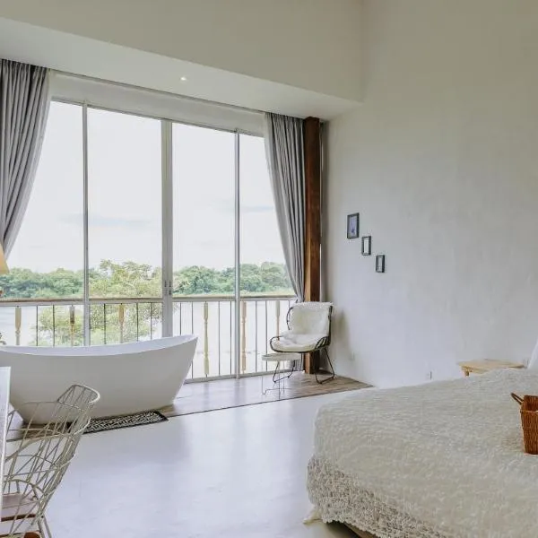 White Wall Riverfront Hotel, hotel in Kamphaeng Phet