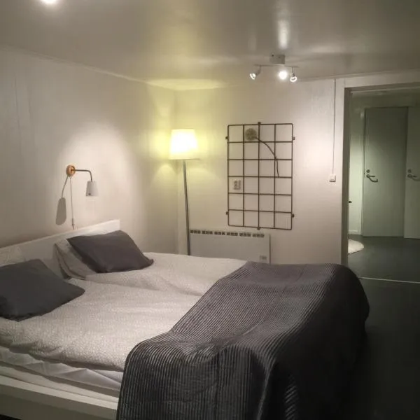 Bo centralt i Värnamo, hotel v destinaci Värnamo
