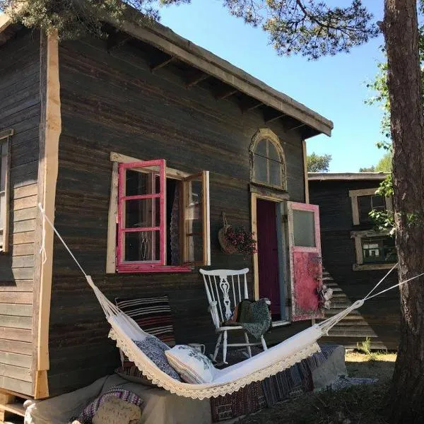 Fide Äventyrsby & Camping, hotel in Burgsvik