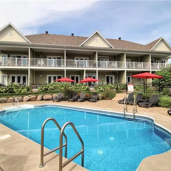 Splendid Mountain View Condo with Pool, BBQ & Terrace - Water Park, MTB, Cycling, Golf!, hotel in Bromont