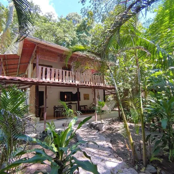 Colibri Apartments - Private kitchen & bathroom - 4 min walk to the Beach!, hotel in Santa Teresa Beach