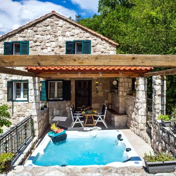 Stonehouse Korlat with open-air jacuzzi, hotel in Podšpilje