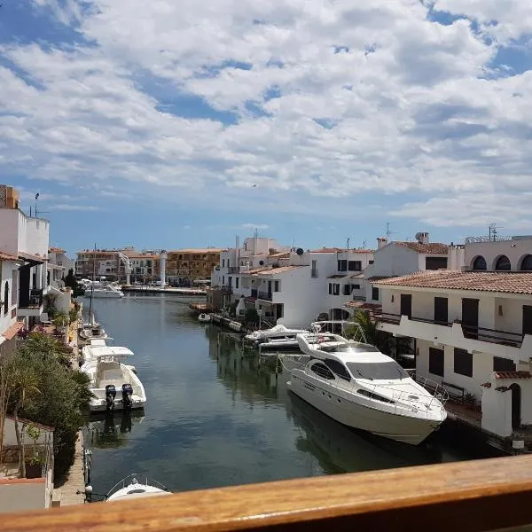 Magnífico apartamento junto al canal principal., hôtel à Empuriabrava