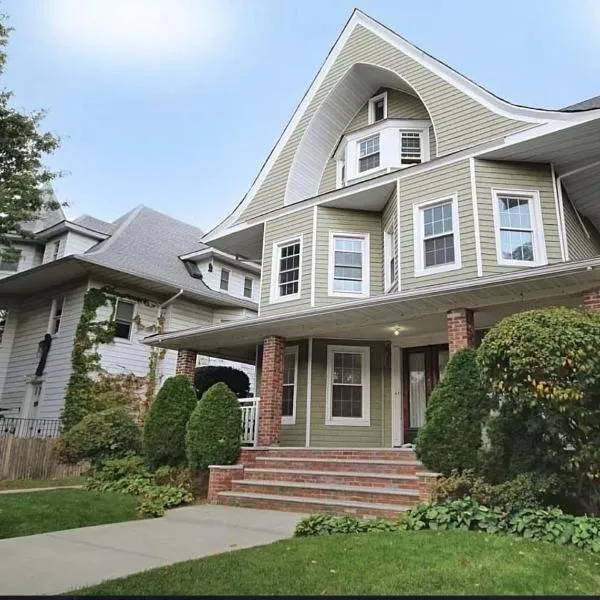 Gorgeous Victorian House!! Entire suite in SAM's home, hotel v destinaci Brooklyn