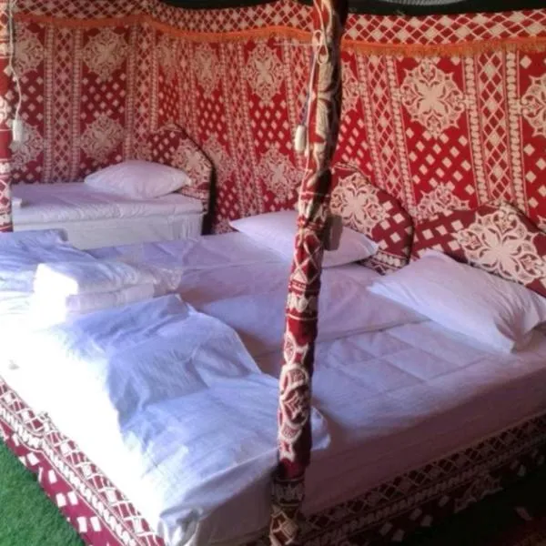 Crescent Desert Private Camp, hotell i Shāhiq