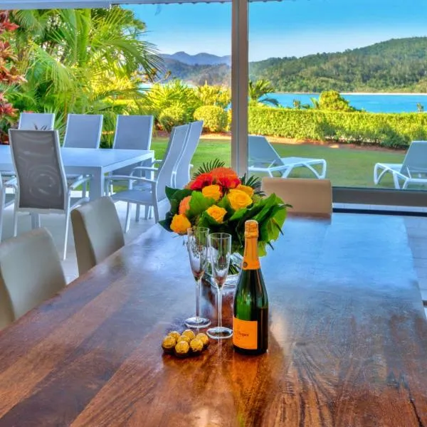 Bella Vista East 3 Luxury Ocean Views Large Flat Grassed Area And Buggy, hotel in Hamilton Island