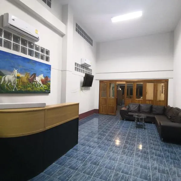บ้านพรศรี Homestay, hotel v destinaci Loei
