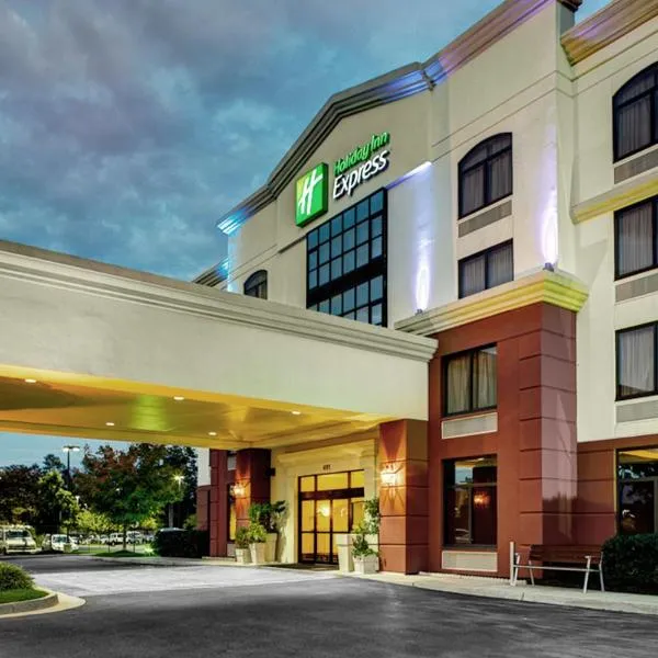 Holiday Inn Express Richmond Airport by IHG、サンドストンのホテル