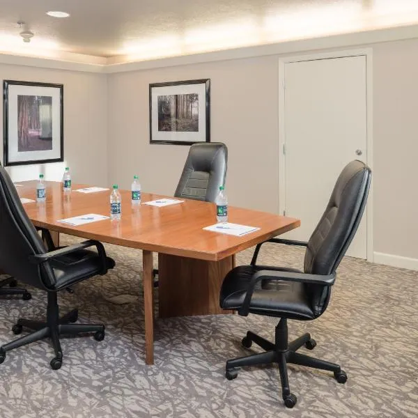 Holiday Inn Express Hotel & Suites Arcata/Eureka-Airport Area by IHG, hotel din McKinleyville