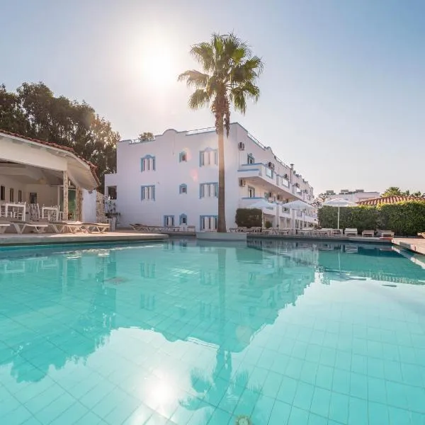 Aegean Blu Hotel & Apartments، فندق في Paradeísi