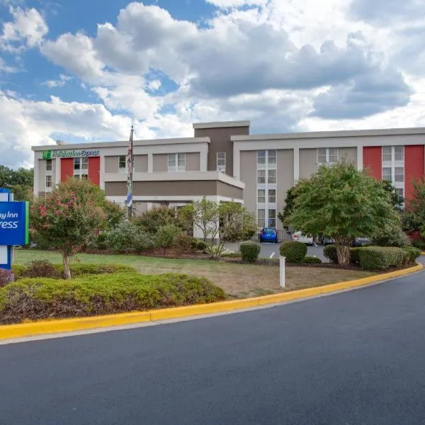 Holiday Inn Express Washington DC East- Andrews AFB, an IHG Hotel โรงแรมในแคมป์สปริงส์