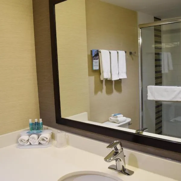 Holiday Inn Express Golden-Kicking Horse by IHG، فندق في غولدن