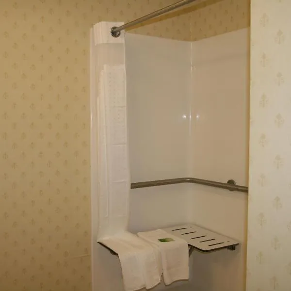 Holiday Inn Express & Suites - Grenada by IHG，格瑞那達的飯店