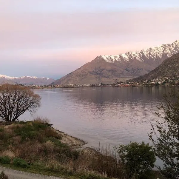 Residence du Lac - 2 Bedroom apartment, hotel in Queenstown