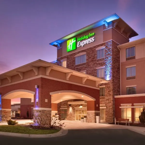 Holiday Inn Express & Suites Overland Park, an IHG Hotel، فندق في أوفرلاند بارك