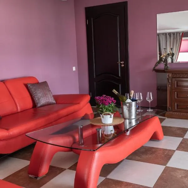 Dergachov Guest House, hotel em Rasavka